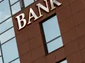 Elegancki budynek banku z napisem "BANK". To miejsce, gdzie prawo bankowe, art. 105, reguluje transakcje finansowe.