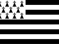 Bandera de Bretaña, con el **símbolo de Bretaña francesa** (hermiñas) en la esquina superior izquierda y franjas negras y blancas.