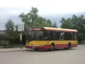 Autobus 707 z napisem "CM. POŁUDNIOWY BRAMA PŁD." czeka na pasażerów. Rozkład jazdy jest widoczny na przystanku.