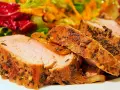 Soczyste polędwiczki wieprzowe pieczone, jak u Ani Gotuje, z ziołami i pieczoną cebulką, podane z kolorową sałatką.