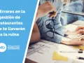Personas revisando documentos y una tablet, con texto sobre errores en la gestión de restaurantes y el presupuesto.