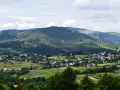 Letnia panorama Istebnej z górami i domkami. Idealne miejsce na wakacje, pełne atrakcji.