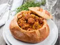 Bigos staropolski w chlebie, sycące danie z kapusty i kiełbasy, idealne na zimowe wieczory.