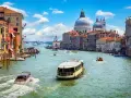 Vaporetti e taxi acquei navigano sul Canal Grande, un modo scenografico per capire come raggiungere Venezia da Mestre.