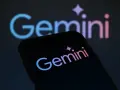 Logo Gemini na ekranie telefonu i w tle. Zastanawiasz się, gemini co to jest? To platforma do handlu kryptowalutami.