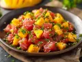 Un délicieux tartare de thon frais, coupé en dés et mélangé à des morceaux de mangue juteuse, garni de graines de sésame et de ciboule.