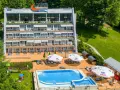 Idealne wisła noclegi z wyżywieniem i basenem. Hotel z basenem, placem zabaw i saunami, otoczony zielenią.