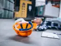 Wypadek w pracy, leżący pracownik, kask i notatki. Czy to będzie uwzględnione w PZU wykaz chorób do odszkodowania?
