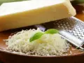 Tarty parmezan z bazylią i tarką. Czy parmezan jest wegetariański? Tradycyjnie nie, bo zawiera podpuszczkę zwierzęcą.