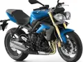 Niebieski Triumph Street Triple 675. Dane techniczne tego zwinnego motocykla to jego moc i osiągi.