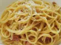 Carbonara bez śmietany: przepis na idealny sos w 15 minut