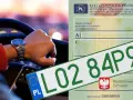 Ręka kierowcy z zegarkiem na nadgarstku, obok zielone tablice rejestracyjne w Polsce i dowód rejestracyjny.