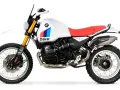 Biały motocykl BMW R 12 z czerwonym siedzeniem i grafiką "Dakar" na zbiorniku paliwa, gotowy na przygodę.