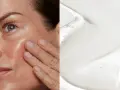 Primo piano di un volto con pelle luminosa e una mano che la accarezza, accanto a una texture di gel trasparente. Scopri cos'è lo squalane per la tua pelle.