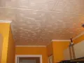 Soffitto con pannelli in polistirolo decorati, un esempio di come montare pannelli polistirolo soffitto per un look moderno.