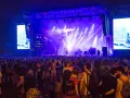 Tłum ludzi na koncercie OFF Festival 2026. Na scenie zespół w świetle reflektorów, a obok wielki ekran z transmisją.