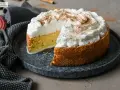 Tarta tres leches esponjosa, cubierta de merengue y espolvoreada con canela. Se ve deliciosa y lista para disfrutar.