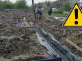 Budowa trwa! Wylewanie betonu na zbrojenie, tworząc solidne ławy fundamentowe pod przyszły budynek.