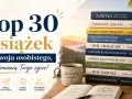 Mądre książki dla dorosłych o rozwoju osobistym, które inspirują do zmian. Na zdjęciu stos książek, kubek z napisem "Zainwestuj w siebie" i notatnik.
