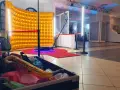 Złota fotobudka 360 z akcesoriami czeka na imprezę. Sprawdź, jaka będzie fotobudka 360 wynajem cena!