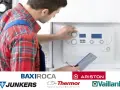 Técnico ajustando una de las calderas más pequeñas del mercado. Se ven logos de BaxiRoca, Junkers, Ariston, Thermor y Vaillant.