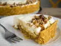 Pyszny kawałek Banoffee Pie z bananami, kremem i orzechami. Idealny na deser, gdy masz ochotę na coś słodkiego.