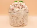 Pyszna pasta z tuńczyka i twarogu, doprawiona pieprzem, w słoiku, ozdobiona listkami bazylii. Idealna na kanapki.