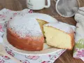 Torta soffice e profumata, preparata con 150 gr di yogurt greco, cosparsa di zucchero a velo.