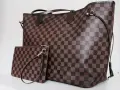 Duża torebka Louis Vuitton w kratkę, obok mniejsza kosmetyczka. Klasyczny wzór Damier Ebene.
