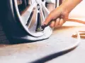 Mano gonfia pneumatico auto, misura 185 55 r15. La pressione corretta è fondamentale per la sicurezza.