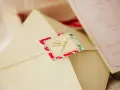 Eleganckie zaproszenie z motywem wiśni. Czy wypada zapytać o osobę towarzyszącą, jeśli nie ma jej na zaproszeniu?