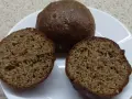 Na talerzu leżą keto bułki babka jajowata. Jedna jest cała, dwie pozostałe przekrojone na pół, ukazując puszyste wnętrze.