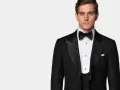 Elegancki mężczyzna w czarnym smokingu, idealny na wydarzenia z kodem **black tie dress code**.