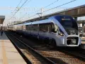 Nowoczesny pociąg Intercity na torach, gotowy do podróży z Warszawy do Lublina.