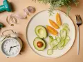 Zegar tyka, miarka czeka, a na talerzu awokado, pomidory i ogórek – idealne składniki na dieta imitująca post.