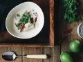 Aksamitny tom kha z kurczakiem, chili i kolendrą. Idealny przepis na rozgrzewającą zupę.