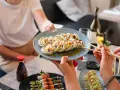 Na stole sushi, które zachwyca smakiem. To kwintesencja kuchni japońskiej, pełnej świeżości i harmonii.