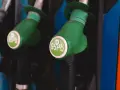 Dwa zielone pistolety dystrybutorów paliwa, jeden z napisem "98 Pb", drugi z "E5 95 Pb". Idealne do tankowania VW Polo 1.2 benzyna.