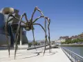 La sculpture "Maman" de Louise Bourgeois, une araignée monumentale, se dresse devant le musée Guggenheim de Bilbao.