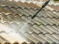 Mycie dachu ciśnieniowe. Sprawdź, jaka jest mycie dachu cena i przywróć blask dachówce.