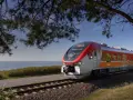 Nowy pociąg Polregio z widokiem na morze. Idealny na wakacyjną podróż z biletem turystycznym Polregio.
