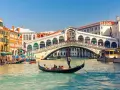 Gondola sul Canal Grande, sotto il Ponte di Rialto, un esempio di come Venezia è stata costruita sull'acqua.
