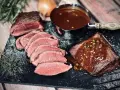 Saftiges Roastbeef mit einer cremigen Pfeffersauce, perfekt für ein festliches pfeffersauce rezept. Dazu frische Kräuter und eine Prise Salz.