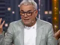 Mężczyzna w okularach, w jasnej marynarce, gestykuluje. Może to być kadr z programu "Jaka to melodia" (wikipedia).