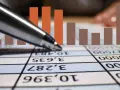 Bolígrafo sobre hoja de cálculo con barras de gráfico superpuestas. Posible simulación de IRPF 50000 euros.