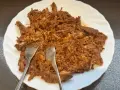 Carne deshebrada jugosa, lista para servir. ¡Perfecta para tu pulled pork receta!