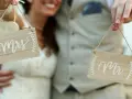 Para młoda trzyma tabliczki "Mrs" i "Mr". Zastanawiasz się, ile kosztuje zmiana nazwiska po ślubie?