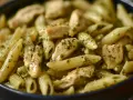 Penne z kurczakiem w sosie pesto, danie pełne smaku i aromatu.