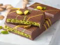 Czekolada dubajska przepis: pyszne batoniki z pistacjami i kolorowymi zdobieniami. Idealne na prezent lub do kawy.