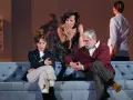 Scena teatralna: młoda kobieta z telefonem, mężczyzna w swetrze, kobieta z papierosem i postać w białej kurtce. To mój rok relaksu i odpoczynku, teatr.